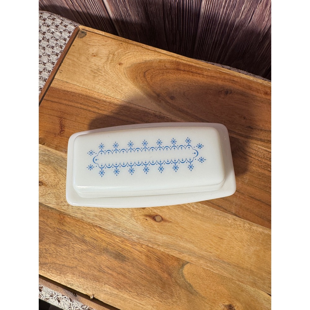 Pyrex Butter Dish White Blue Snowflake Garland Milk Glass Vintage - Picture 2 of 6